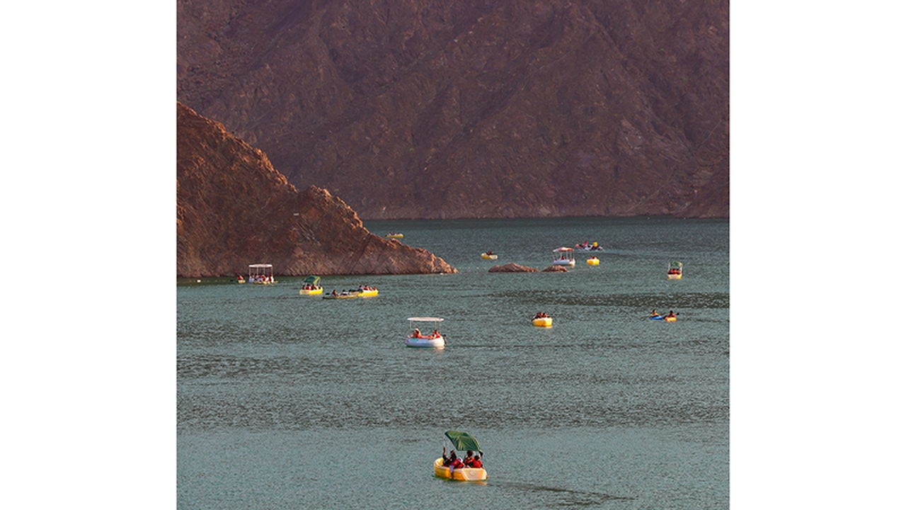 بحيرة حتّا.. مسرح يجسد اندماج الطبيعة والفنون في عُمان